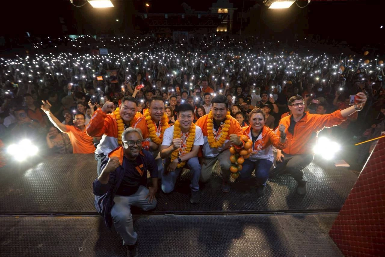 จบคาราวานวันแรก "พรรคประชาชน" ชี้ "เชื้อเพลิงของเราคือประชาชน" ชู "8 ก.พ. กาเพื่อเปลี่ยน"