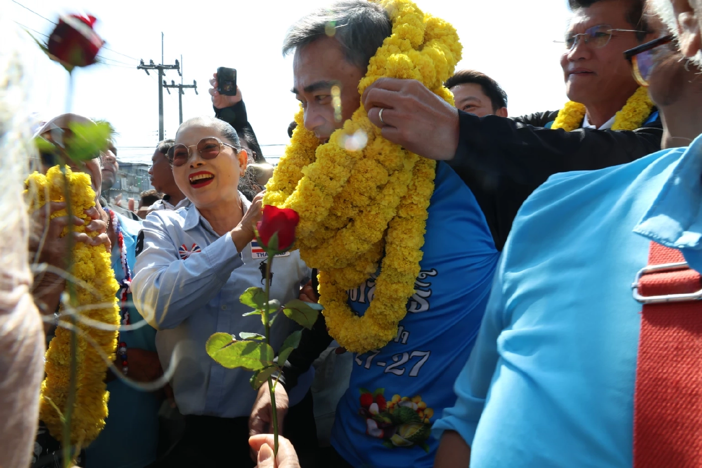 “อภิสิทธิ์” ลุยสวนทุเรียนจันทบุรี-ตราด ย้ำการเมืองสุจริต ศก.โต