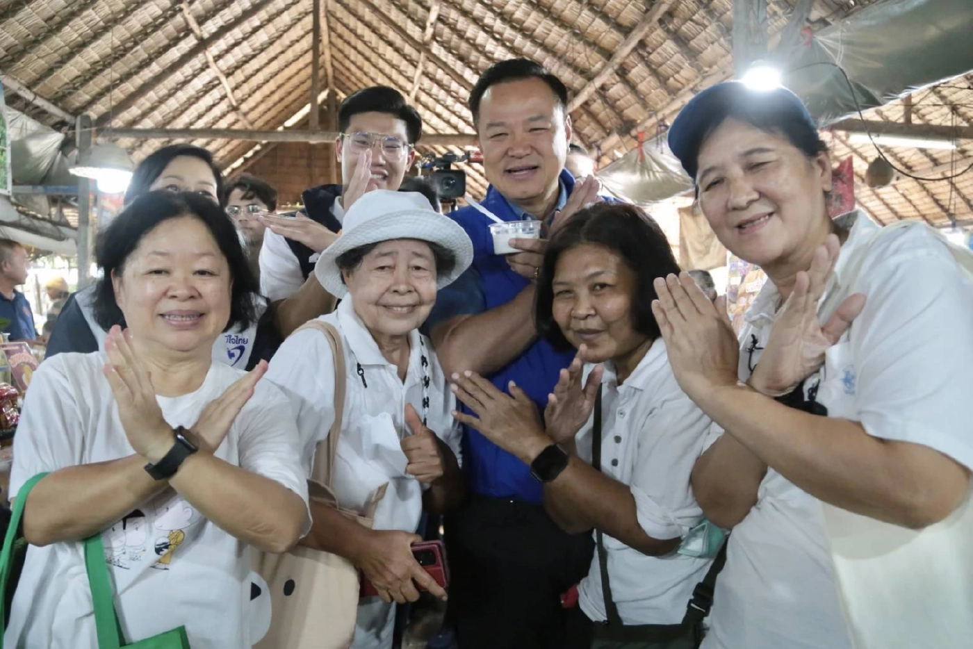 "อนุทิน" ควง "สีหศักดิ์" เดินตลาดคลองลัดมะยม แม่ค้าร้องสาน "คนละครึ่งพลัส"