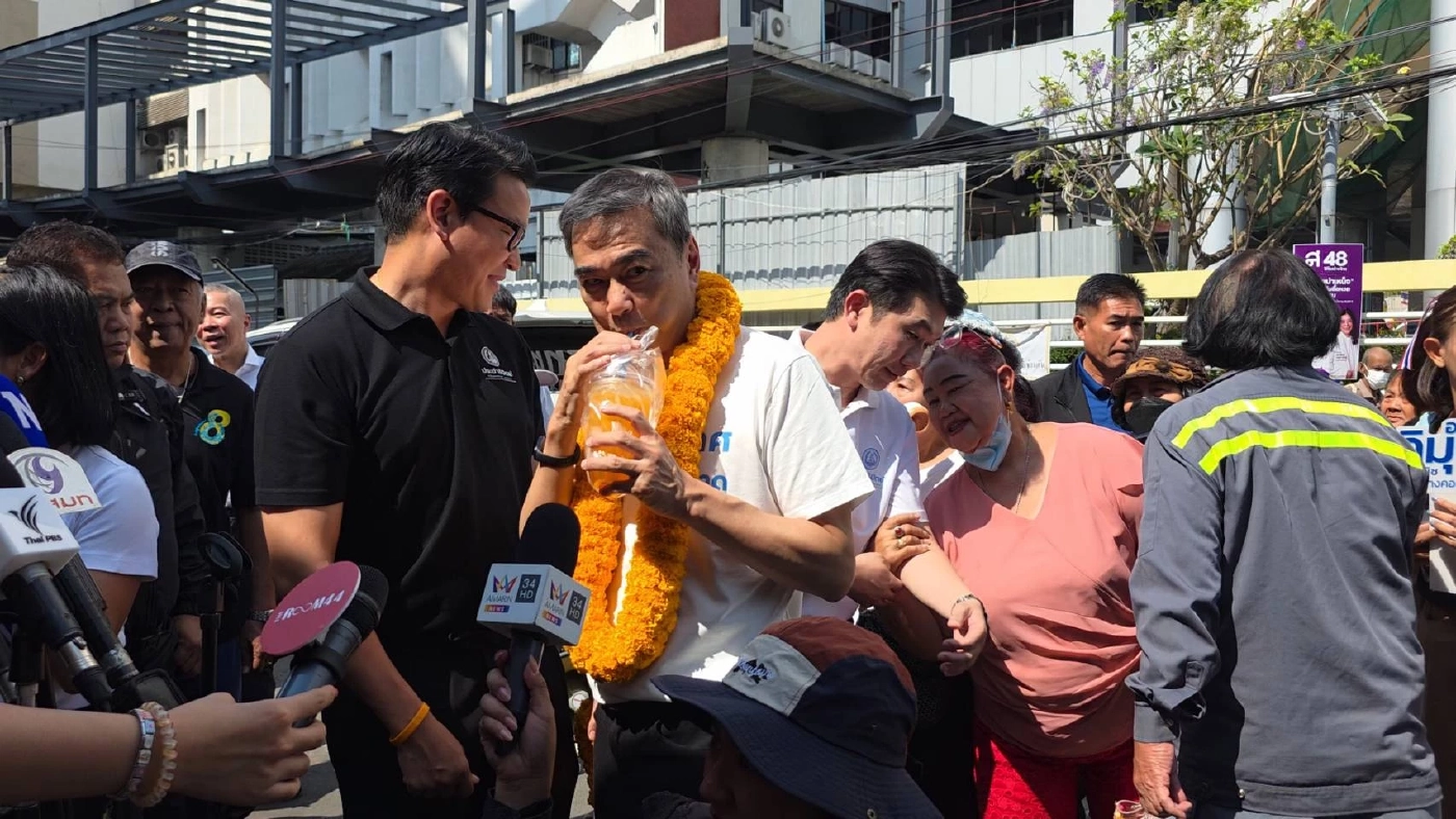 "อภิสิทธิ์" ได้ กทม.หลายเขต - เตือนกาน้ำเงินระวังส้มยึดกรุงฯ