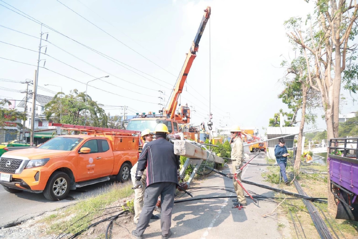 MEA ระดมทีม 200 ชีวิต กู้ระบบไฟฟ้าบางปู หลังรถบรรทุกเกี่ยวสายทำเสาฟ้าร่วง 70 ต้น คาดจ่ายไฟคืนได้ครบภายในเที่ยงคืนวันนี้