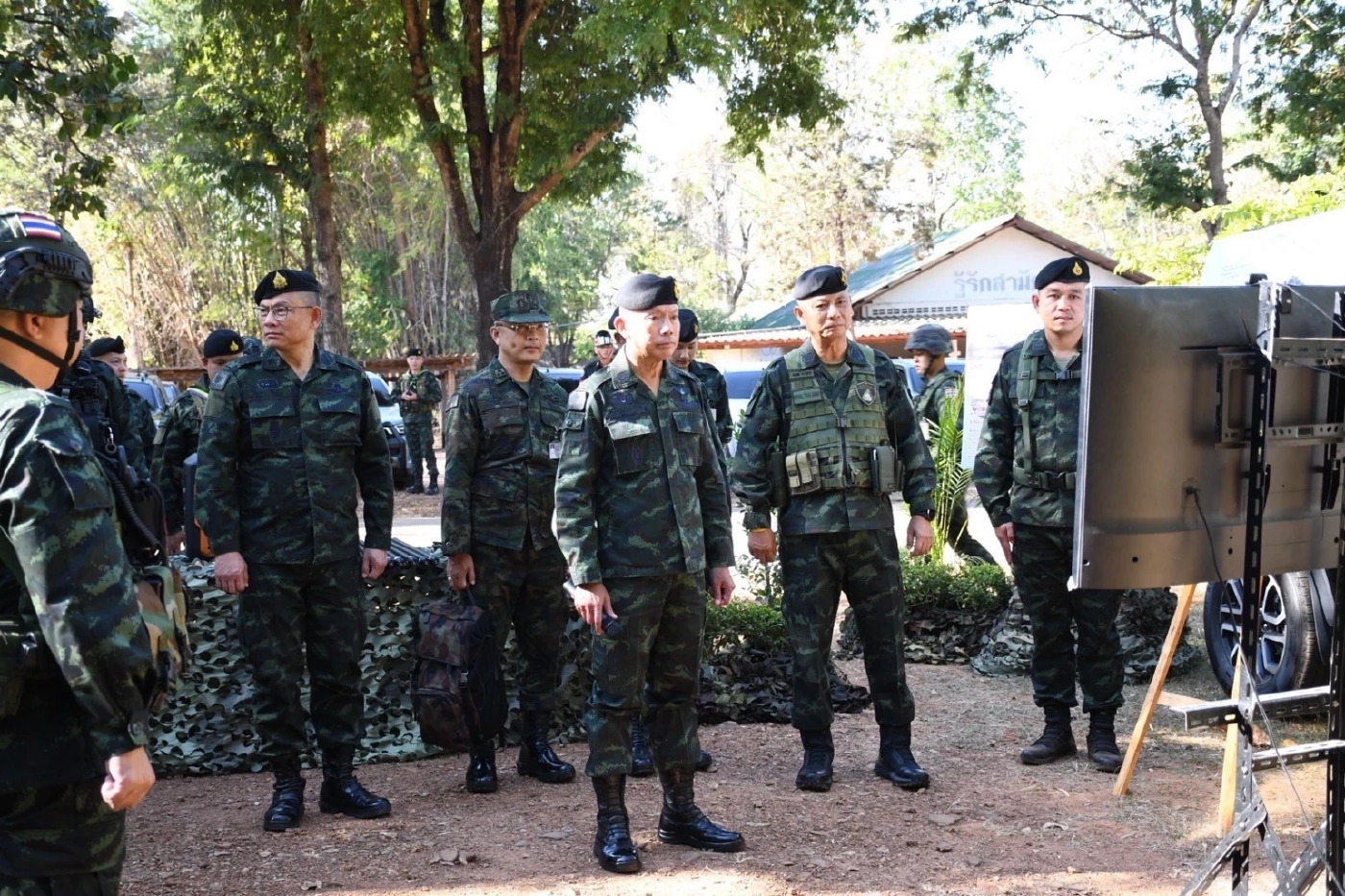 "ผบ.ทสส." ลงพื้นที่แม่สอด ตรวจแนวชายแดนตะวันตก ด้าน "ปลัดกลาโหม" ลงพื้นที่กองกำลังผาเมือง เชียงใหม่