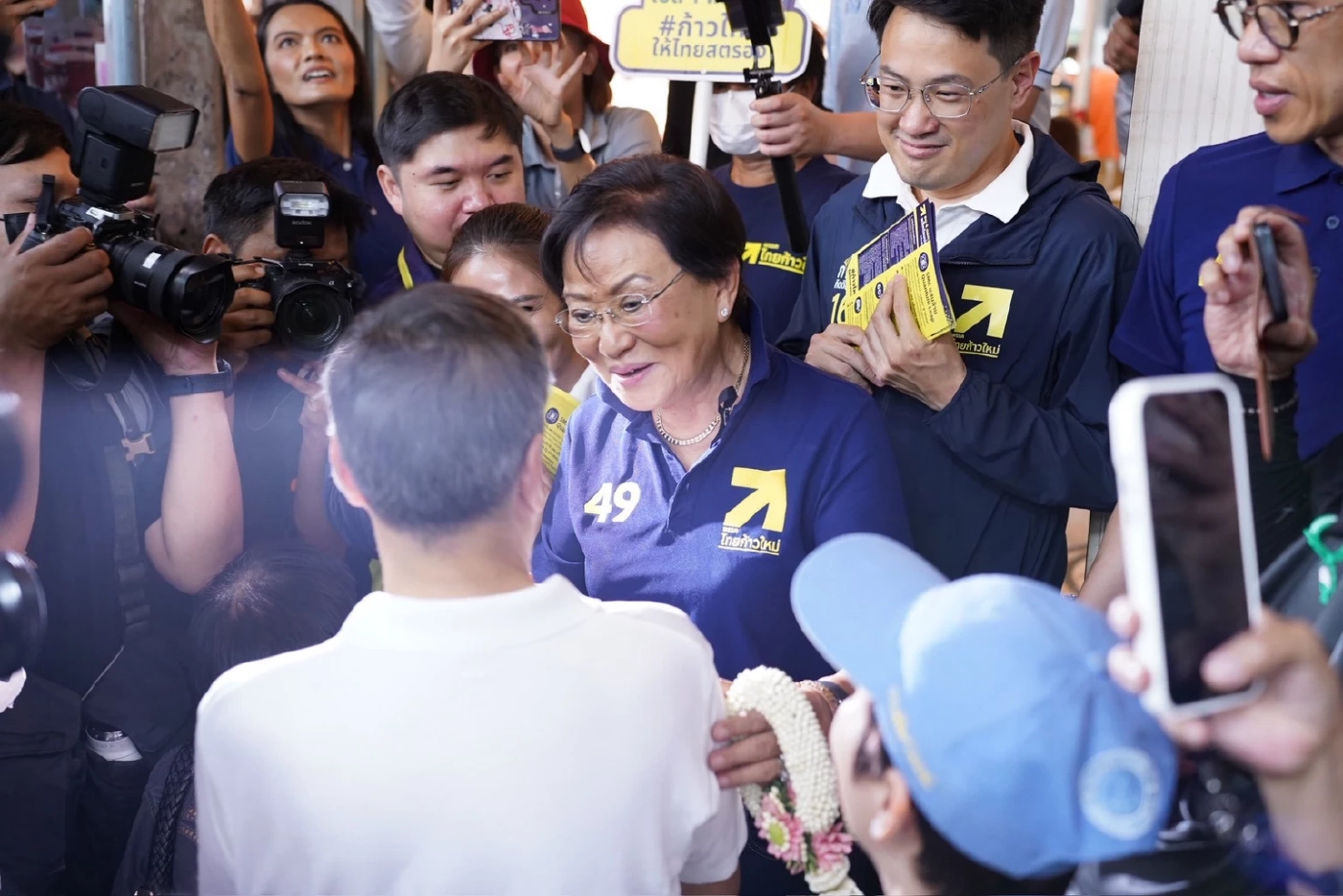 ''อภิสิทธิ์'' หาเสียงจตุจักร-สีลม - เปิดแคมเปญรถไฟฟ้า 5-30 บาท