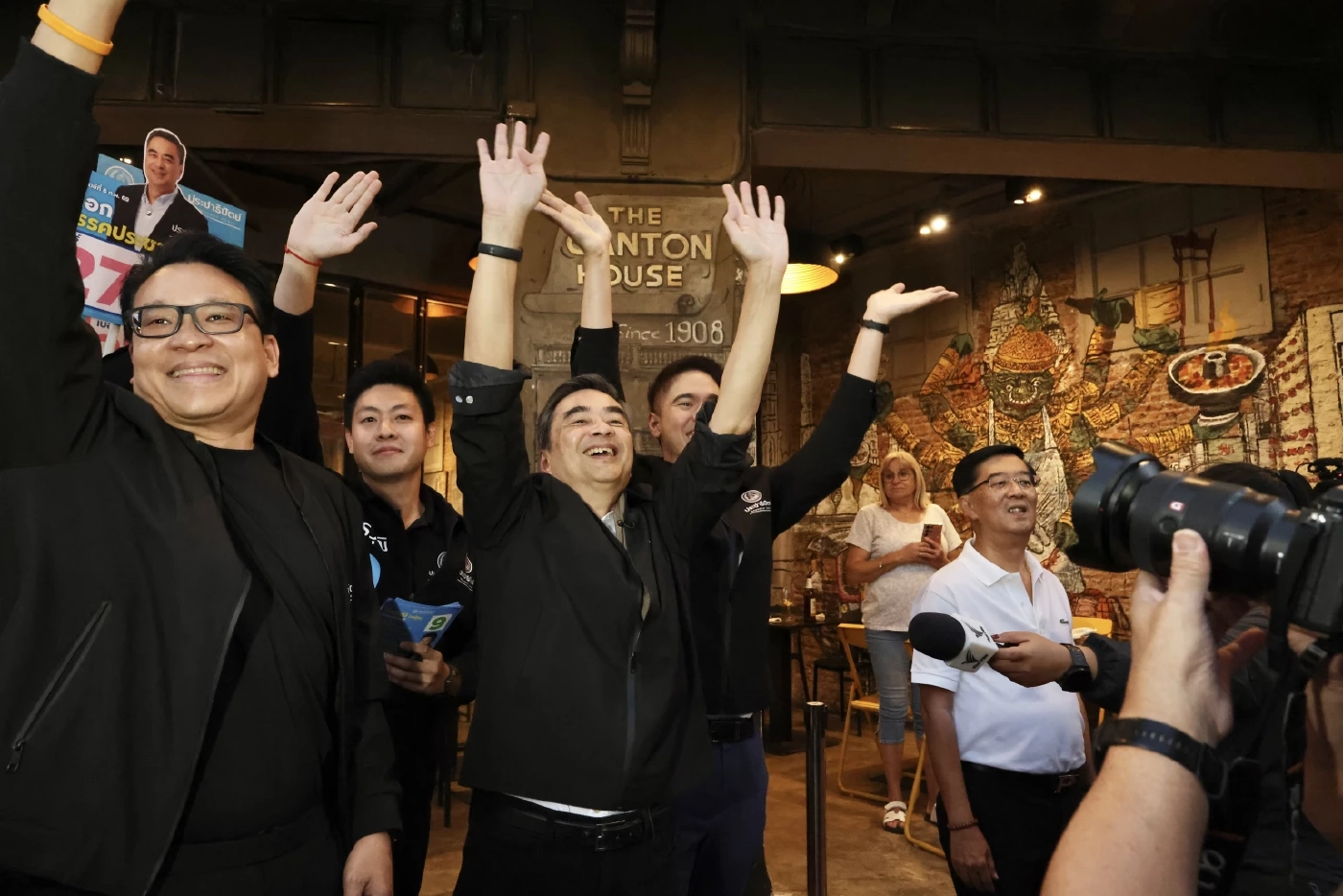 "มาร์ค" ยกทีม "ประชาธิปัตย์" ทวงคะแนนคืนจากคนไทยเชื้อสายจีน