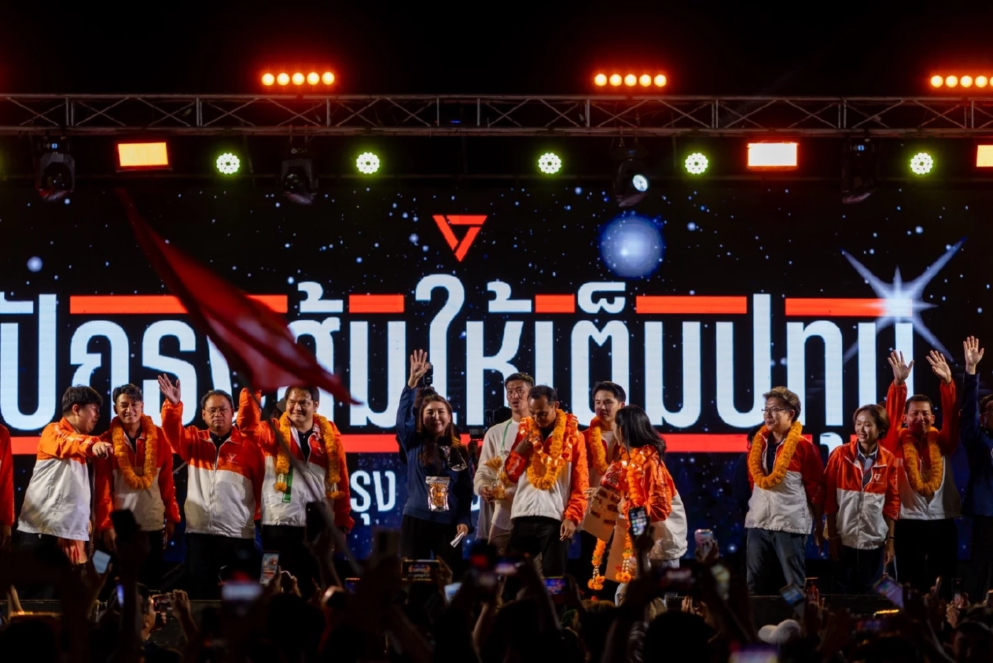 “ธนาธร” ปลุกคนปทุมฯ เลือก “เชตวัน” ชูเปลี่ยนสนามกอล์ฟเป็นสวน