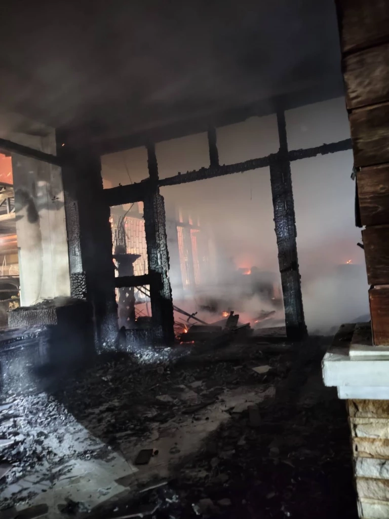 สุดสลด! ไฟไหม้บ้านแฝด ดับยกครัว 5 ศพ พ่อแม่ลูกแฝด 5 ขวบหนีไม่ทัน