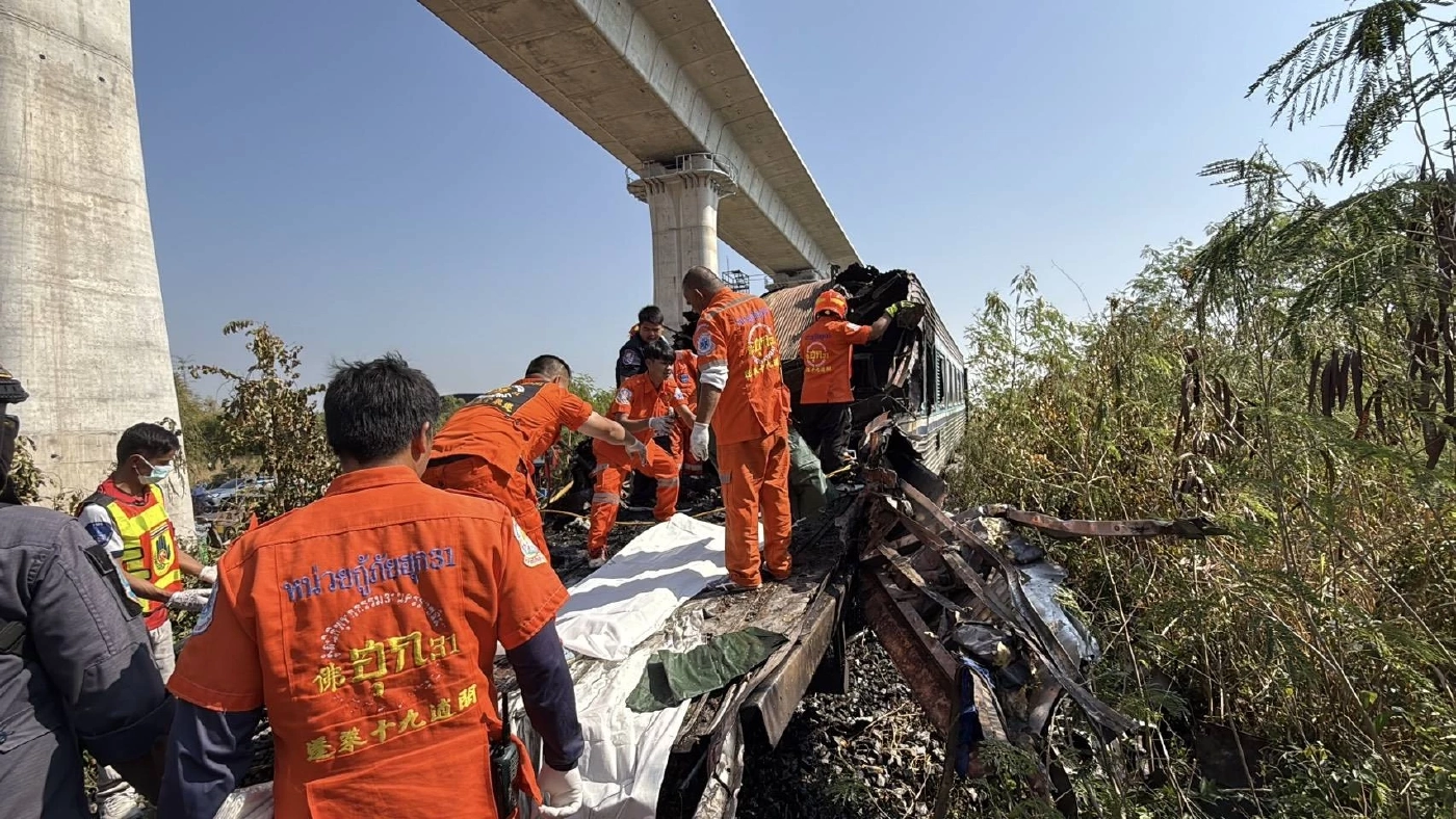"พิพัฒน์" สั่งอธิบดีกรมราง - รักษาราชการผู้ว่าฯ รฟท. เร่งลงพื้นที่เหตุเครนถล่มทับรถไฟ โคราช