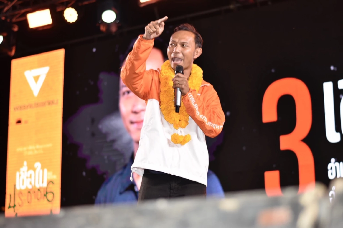 “ธนาธร” ปลุกคนปทุมฯ เลือก “เชตวัน” ชูเปลี่ยนสนามกอล์ฟเป็นสวน