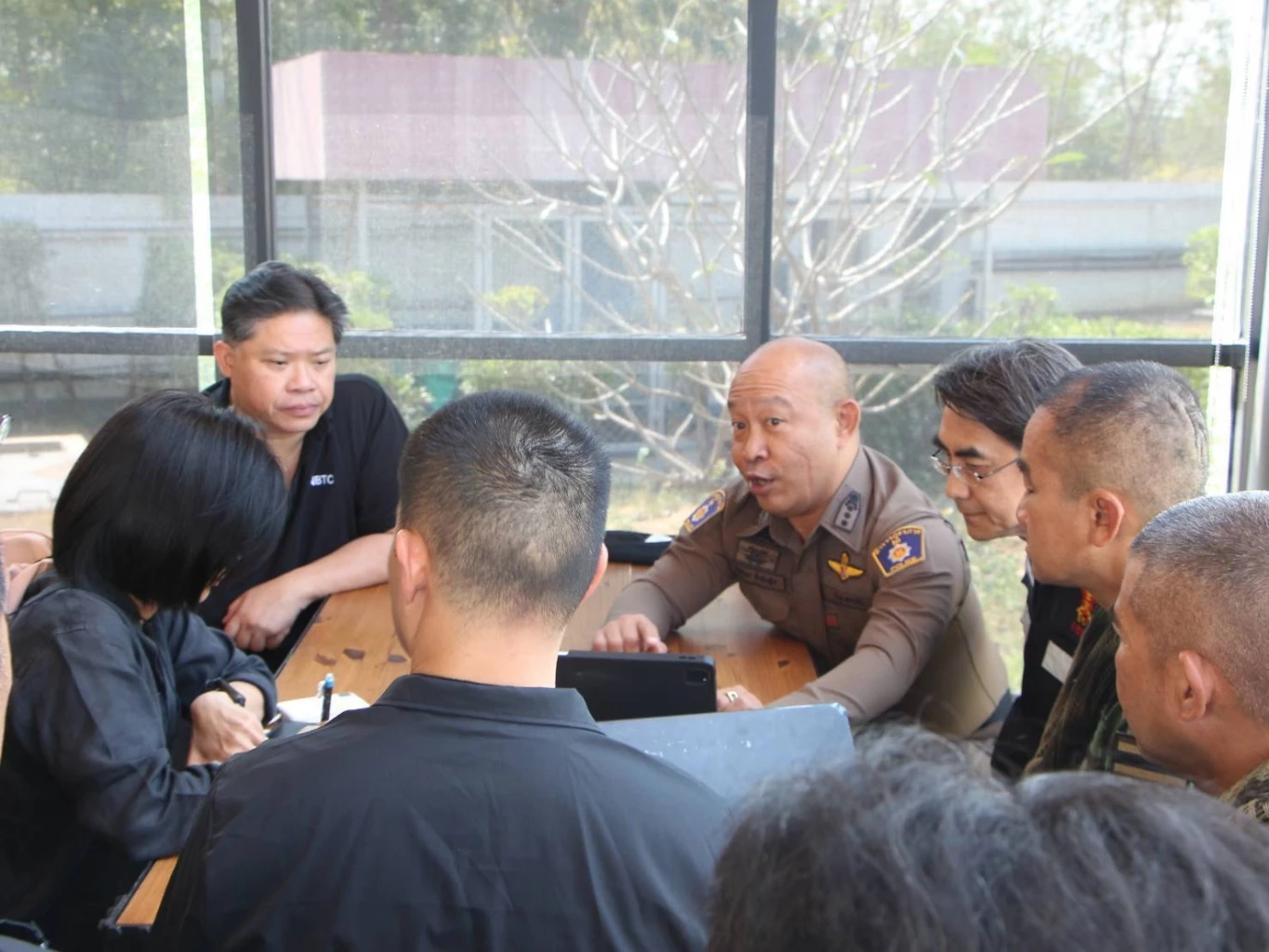 กกล.บูรพา ลุยตรวจ "ตู้เซิร์ฟเวอร์ บ.เอกชน" ลอบปล่อยสัญญาณเน็ตเข้า "ปอยเปต"