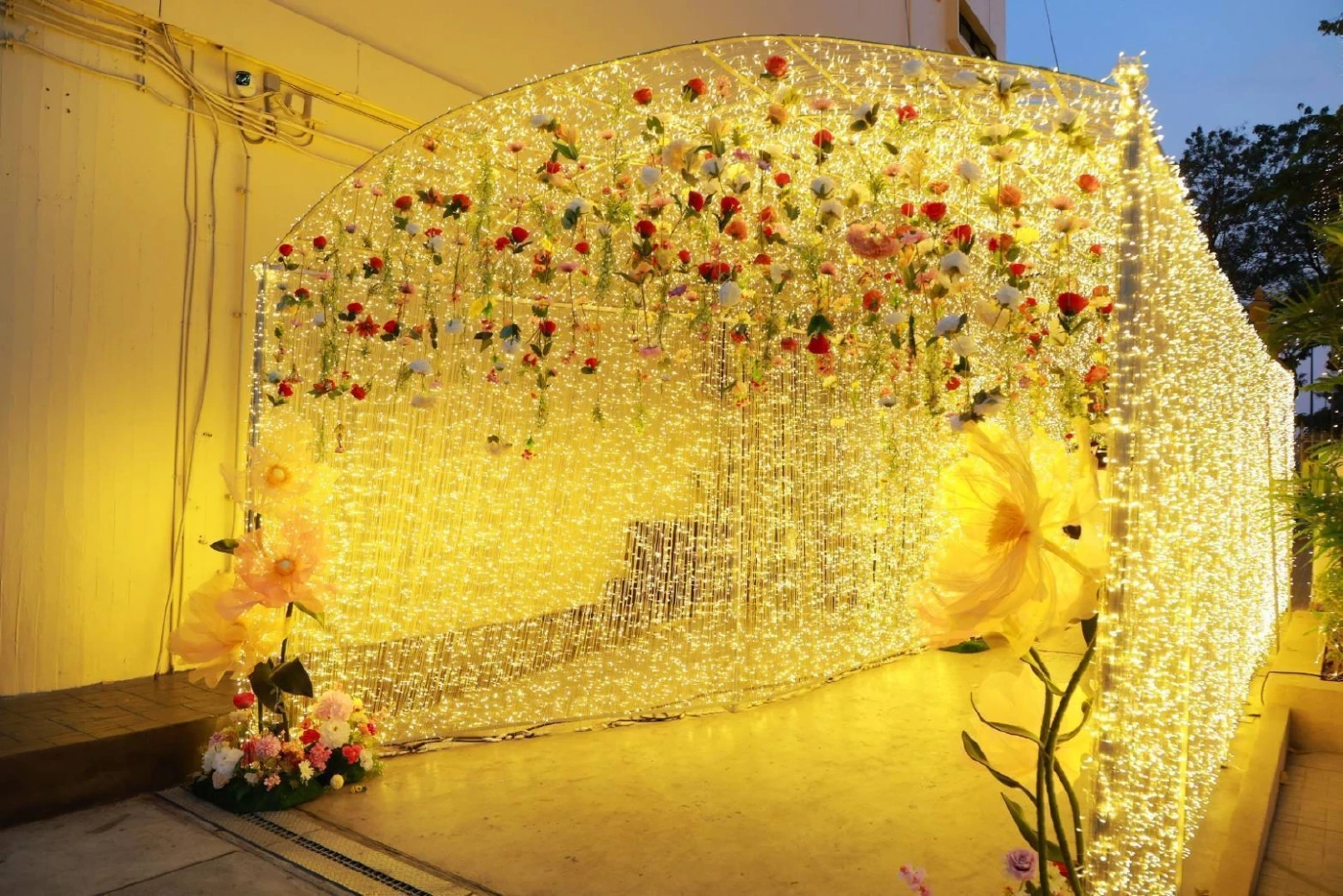 MEA เนรมิต MEA SPARK ปากคลองตลาด สู่แลนด์มาร์กแสงสี "Flowers Light SPARK" เข้าชมฟรี!