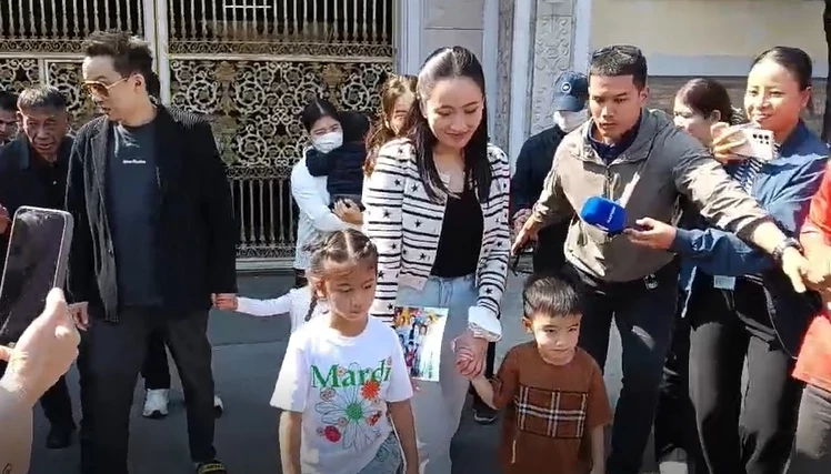 “ทักษิณ” เป่าเค้กอบอุ่น อวยพรวันเกิดย้อนหลังให้หลานสาวครบ 5 ขวบ