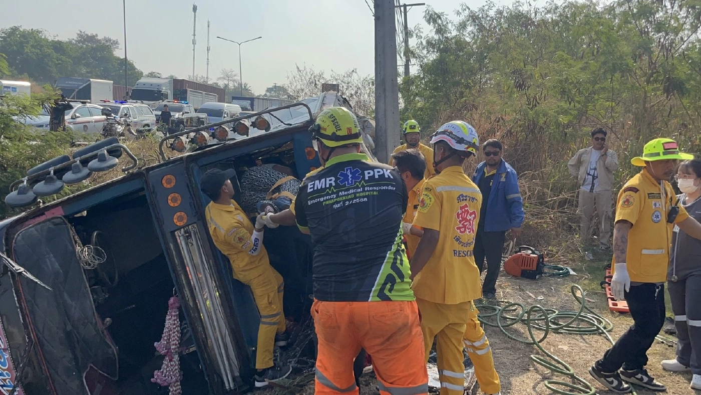 หวิดโศกนาฏกรรม รถบัสรับส่งพนักงานเสียหลักพลิกคว่ำตกข้างทาง