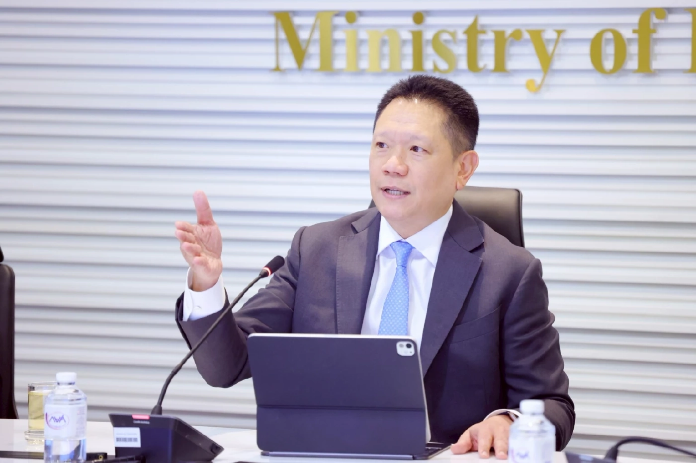 ลวรณ แสงสนิท ปลัดกระทรวงการคลัง