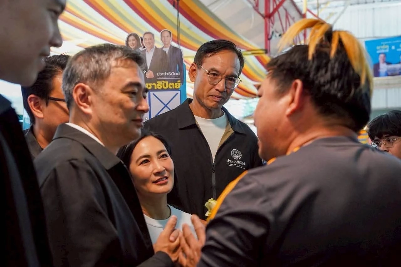 “อภิสิทธิ์​“ หาเสียงย่านห้วยขวางขอคะแนนเสียงชาวออฟฟิศ