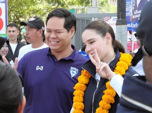 "ซาบีดา" ลุยหาเสียงสงขลา-สตูล ขอคะแนนให้ "ภูมิใจไทย" นอนมา