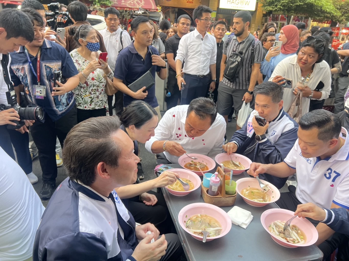 “อนุทิน” หาเสียงเยาวราช เจอ “ดร.เอ้-คุณหญิงกัลยา” กอดอวยพรเจอในสภา