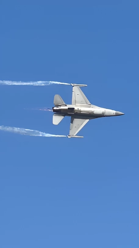 คนนับแสนแห่ชม “F-16 - Gripen” ลำจริงที่ใช้หย่อนไข่ศึกไทย-กัมพูชา