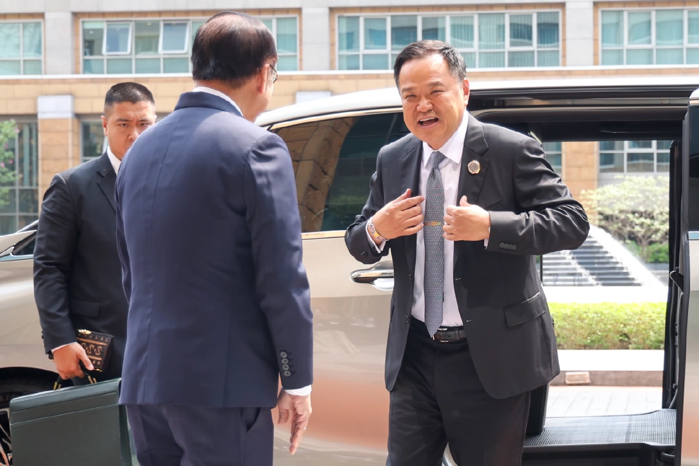 นายอนุทิน ชาญวีรกูล หัวหน้าพรรคภูมิใจไทย