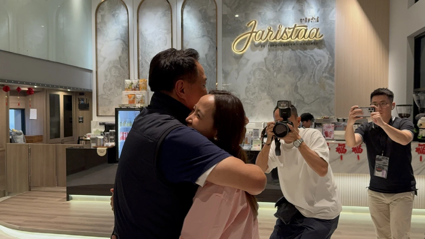 เปิดคลิป! "อนุทิน" โผกอด "ภรรยา" ยกมือไหว้ท่วมหัว ขอบคุณประชาชน ลุ้นคะแนนทะลุ 200 ที่นั่ง จับตาแถลงท่าที