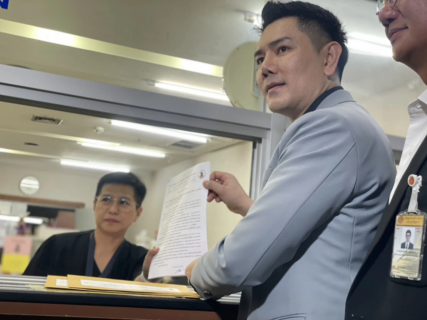 “ทนายอั๋น” ผนึก สว.สำรอง ร้อง กกต.สอบบัตรเลือกตั้ง 2 มาตรฐาน