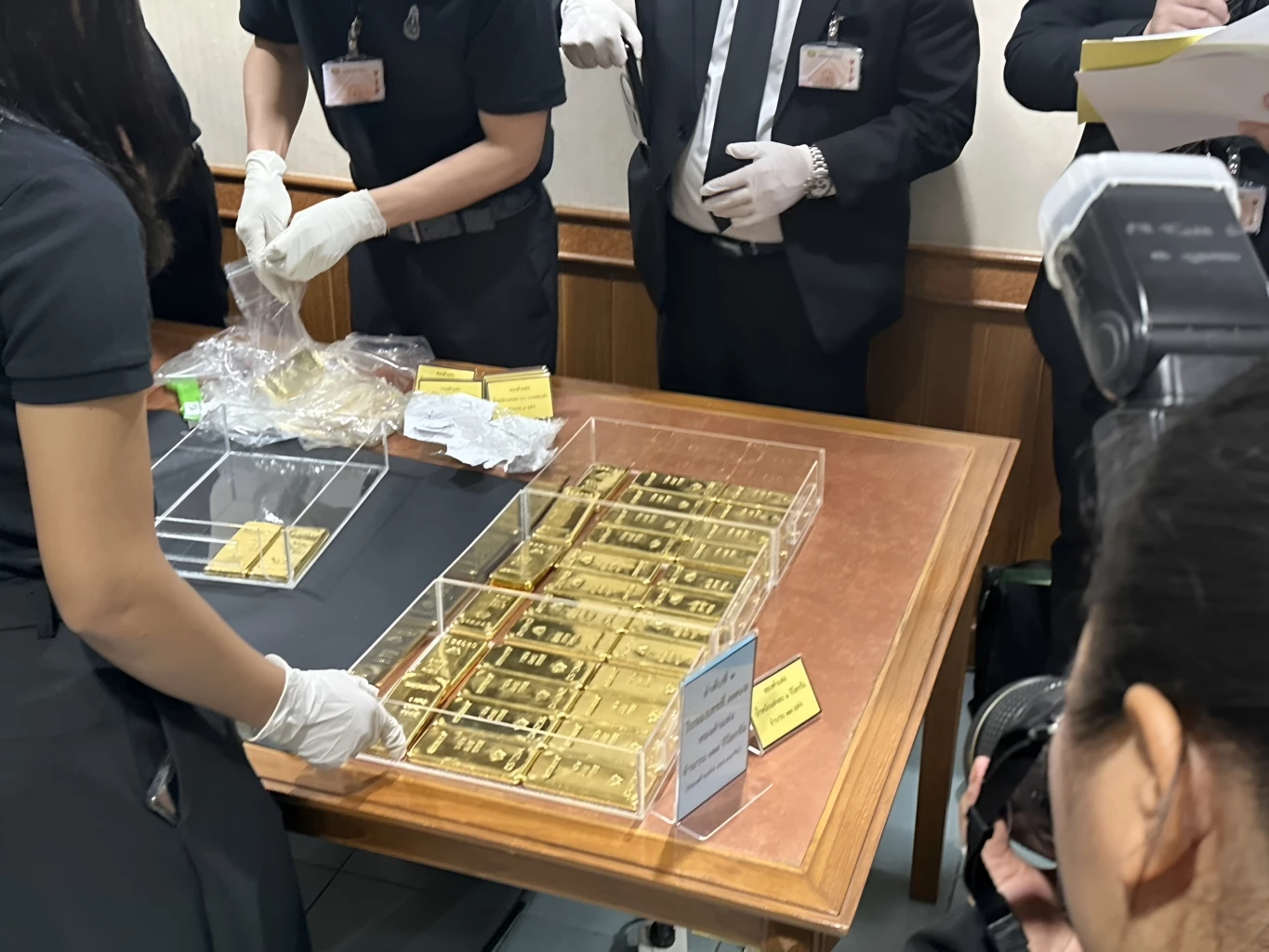 ป.ป.ช. ส่งมอบ "ทองคำแท่ง" 1.5 พันล้าน คดี "อดีตอธิบดีกรมสรรพากร" ร่ำรวยผิดปกติให้ ตกเป็นของแผ่นดิน (มีคลิป)