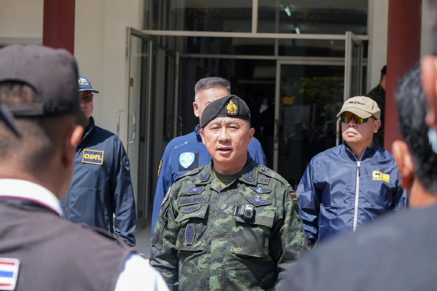 บุกฐานสแกมเมอร์ช่องจอม! ทบ.-ตร. สนธิกำลังทลายแหล่งลวงโลก พบจัดฉากอ้างหน่วยงานรัฐ