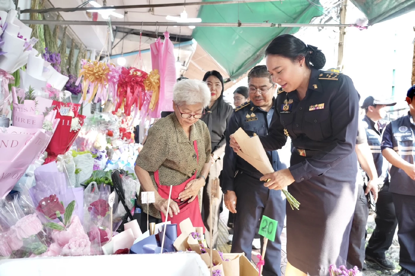 พาณิชย์ลุยปากคลองเช็กราคาดอกไม้ ชี้ราคาถูกกว่าปีก่อน