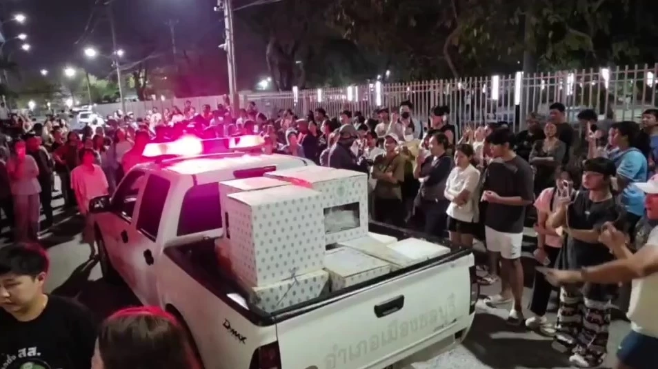 ชลบุรีระอุ! มวลชนนับพันปิดล้อม กกต. ทวง "นับคะแนนใหม่" เขต 1