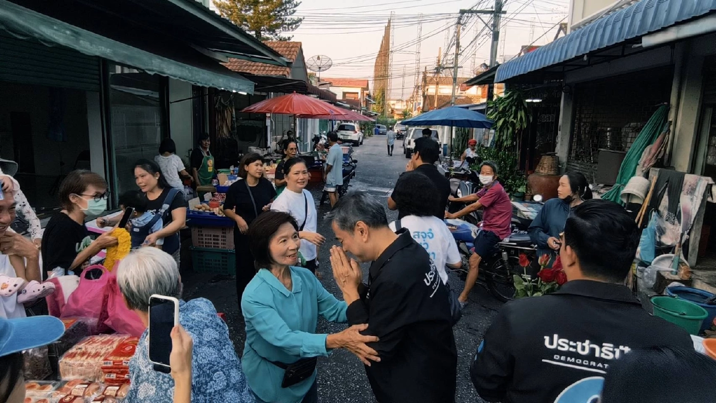 "อภิสิทธิ์" ควง "ทนายเปิ้ล" ขอคะแนนบางแคย้ำ ปชป.ทางเลือกปลอดภัย