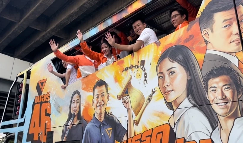 ลาดพร้าวแตก! "ด้อมส้ม" แห่รับ "เท้ง-ทิม" ปิดฉากหาเสียง