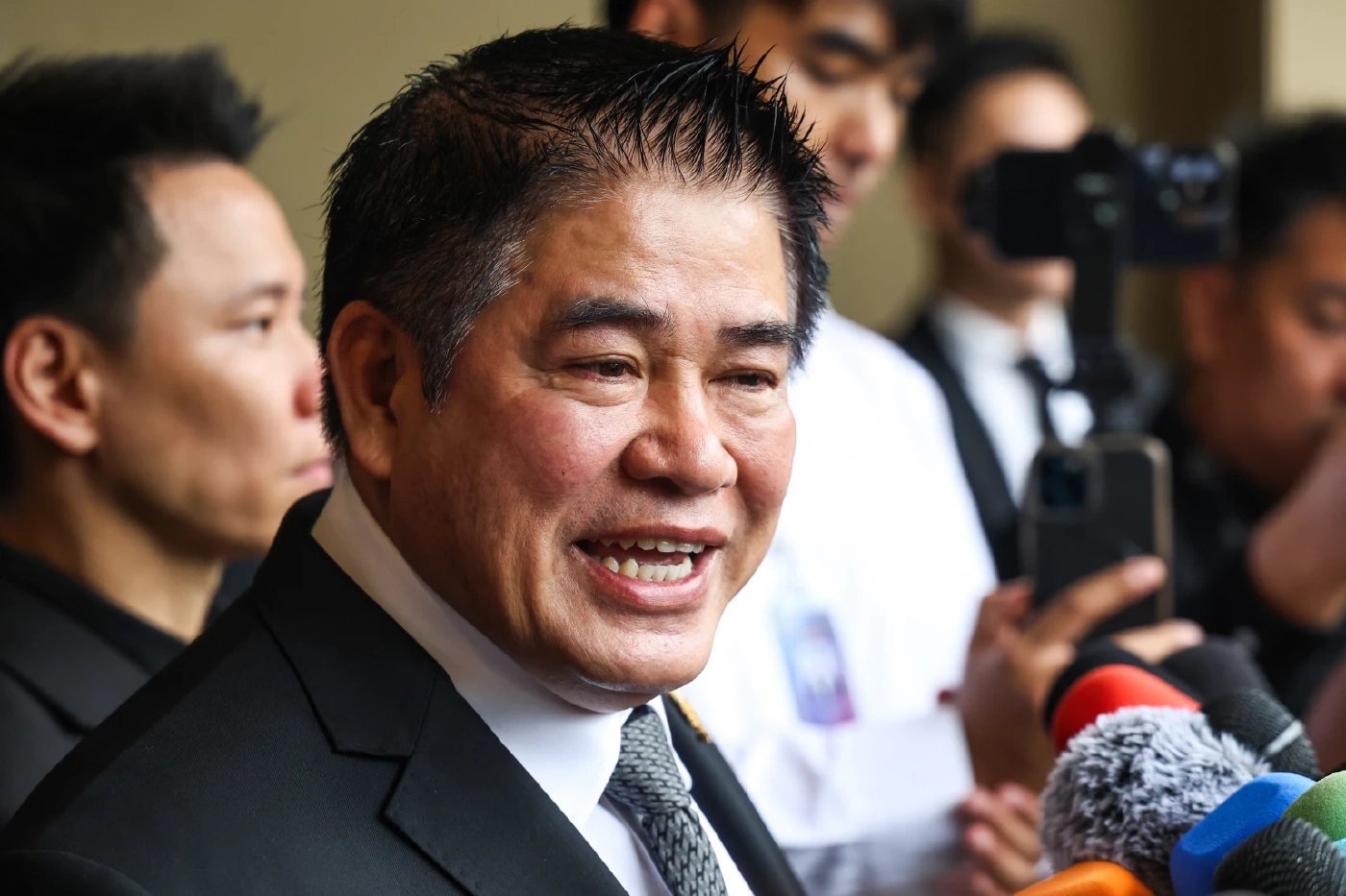 ร.อ.ธรรมนัส พรหมเผ่า รองนายกรัฐมนตรี และ รมว.เกษตรฯ ในฐานะประธานที่ปรึกษาพรรคกล้าธรรม 