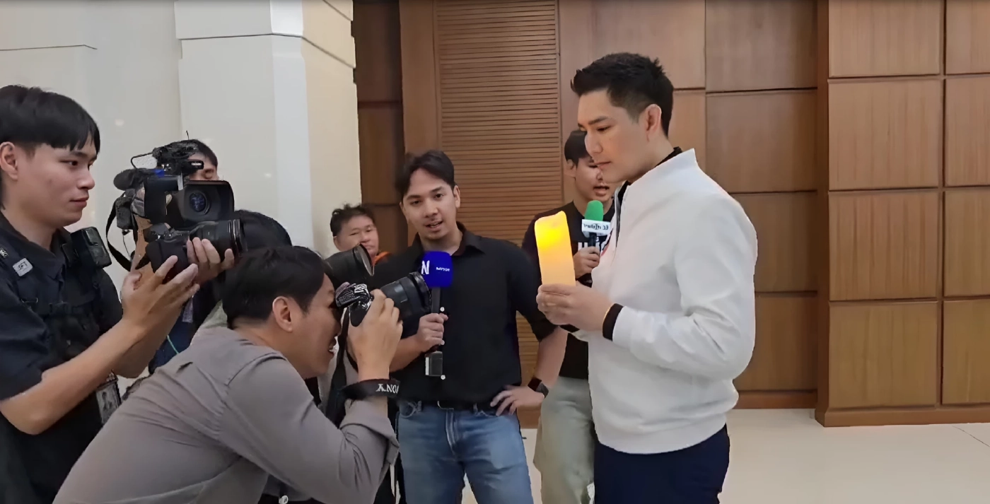 "ทนายอั๋น" จุดเทียนไขถามหาความสว่างหน้า กกต. หลังผ่านเลือกตั้งมาแล้ว 8 วัน