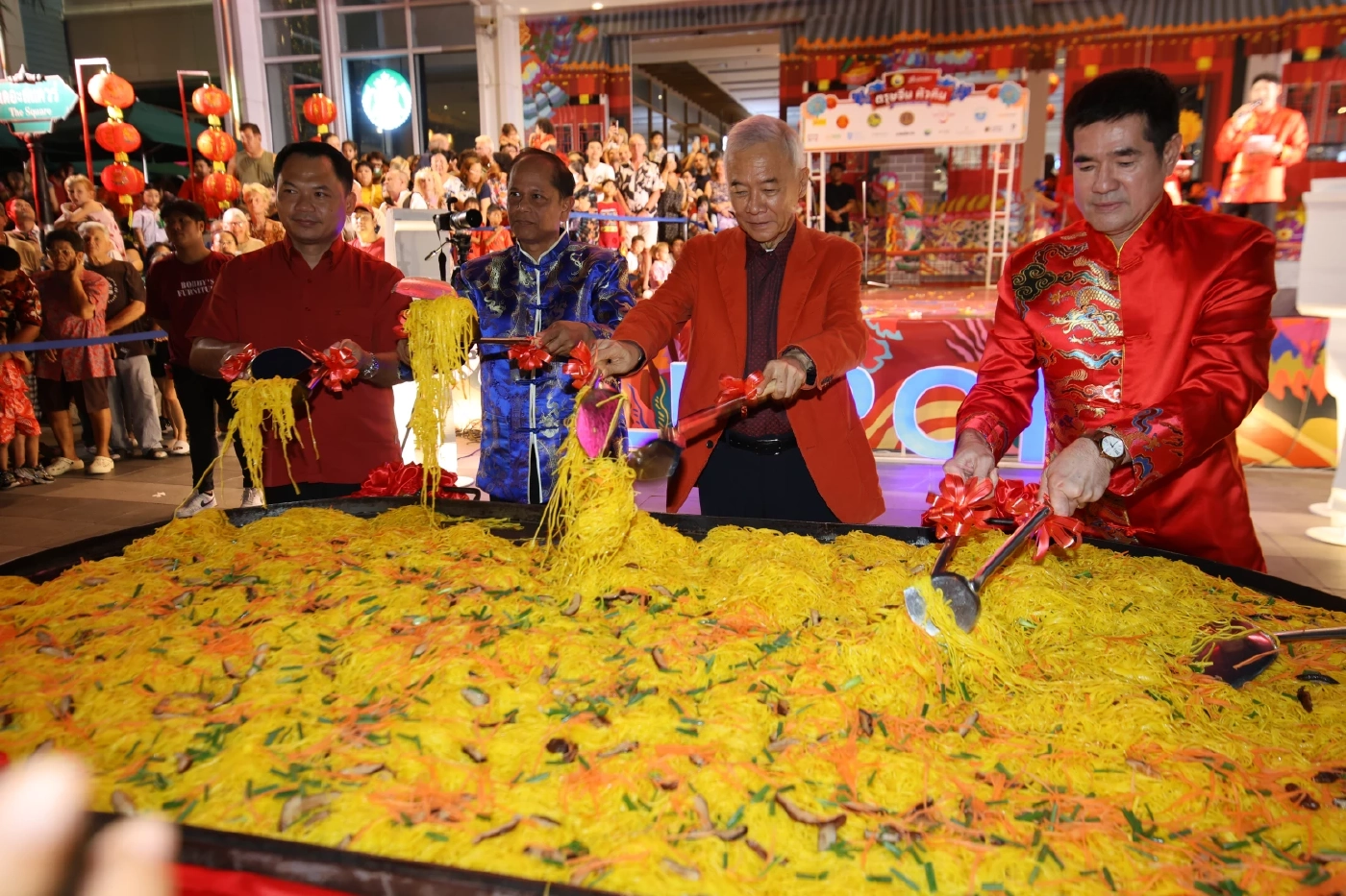 เปิดตรุษจีนหัวหินคึกคัก โชว์ ผัดซั่วหมี่มงคลกระทะยักษ์ เสริมเฮง