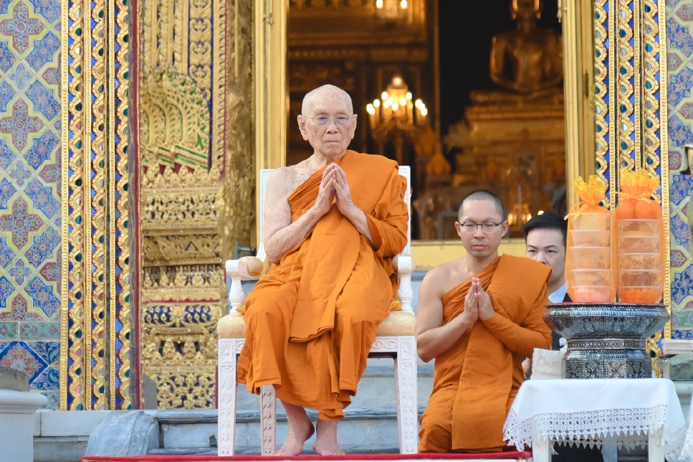 "นายกฯ" เข้าเฝ้า "สมเด็จพระสังฆราช" ขณะชาวบ้านให้ลูกประคำคล้องคอ บอกยังมีเวลาตัดสินใจเลือกใครร่วมรัฐบาล