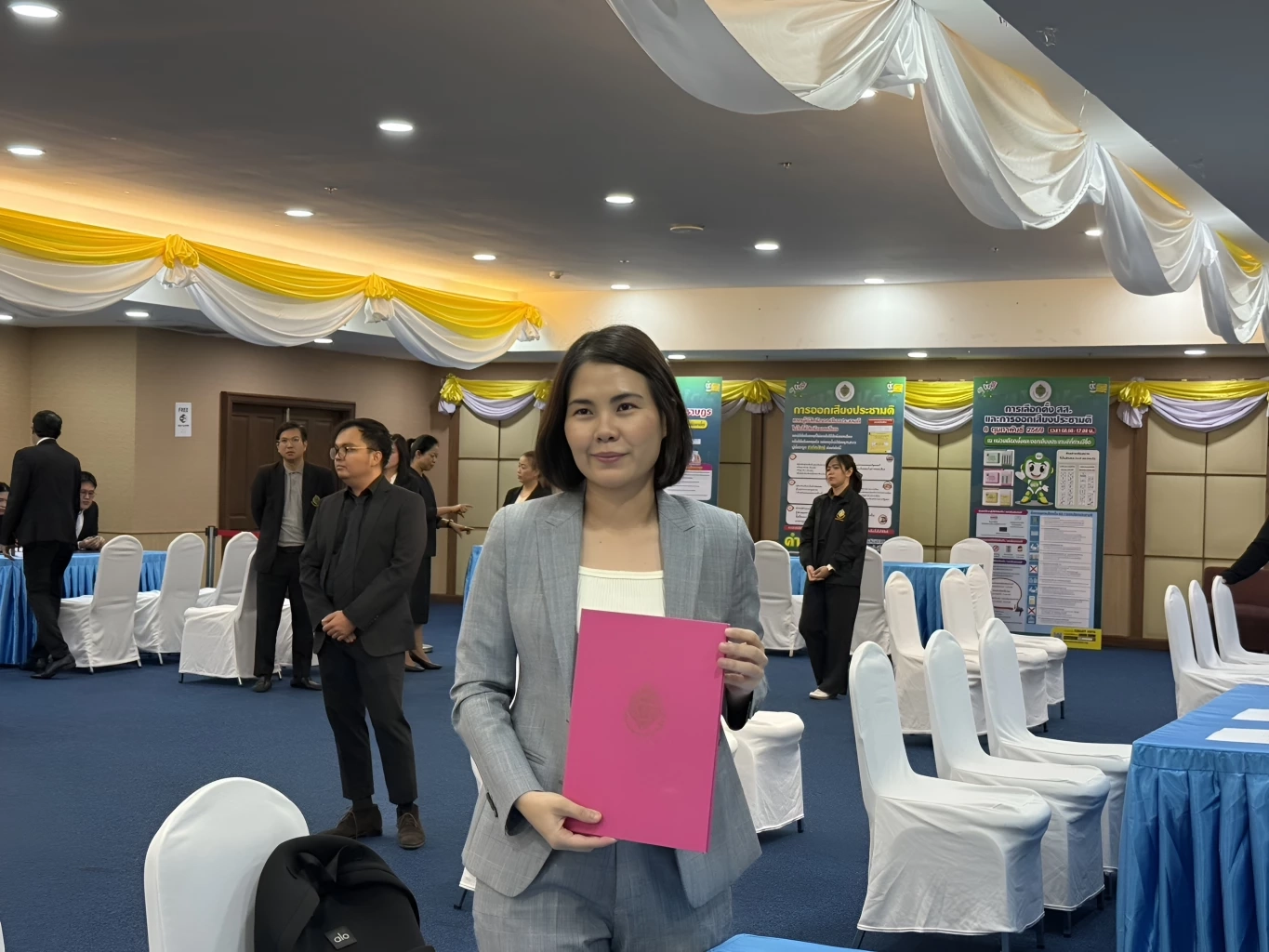 กกต. คึกคักแต่เช้า "ธัญธารีย์" สส.อุบลฯ เขต 6 พรรคเพื่อไทย มารับหนังสือรับรองคนแรก