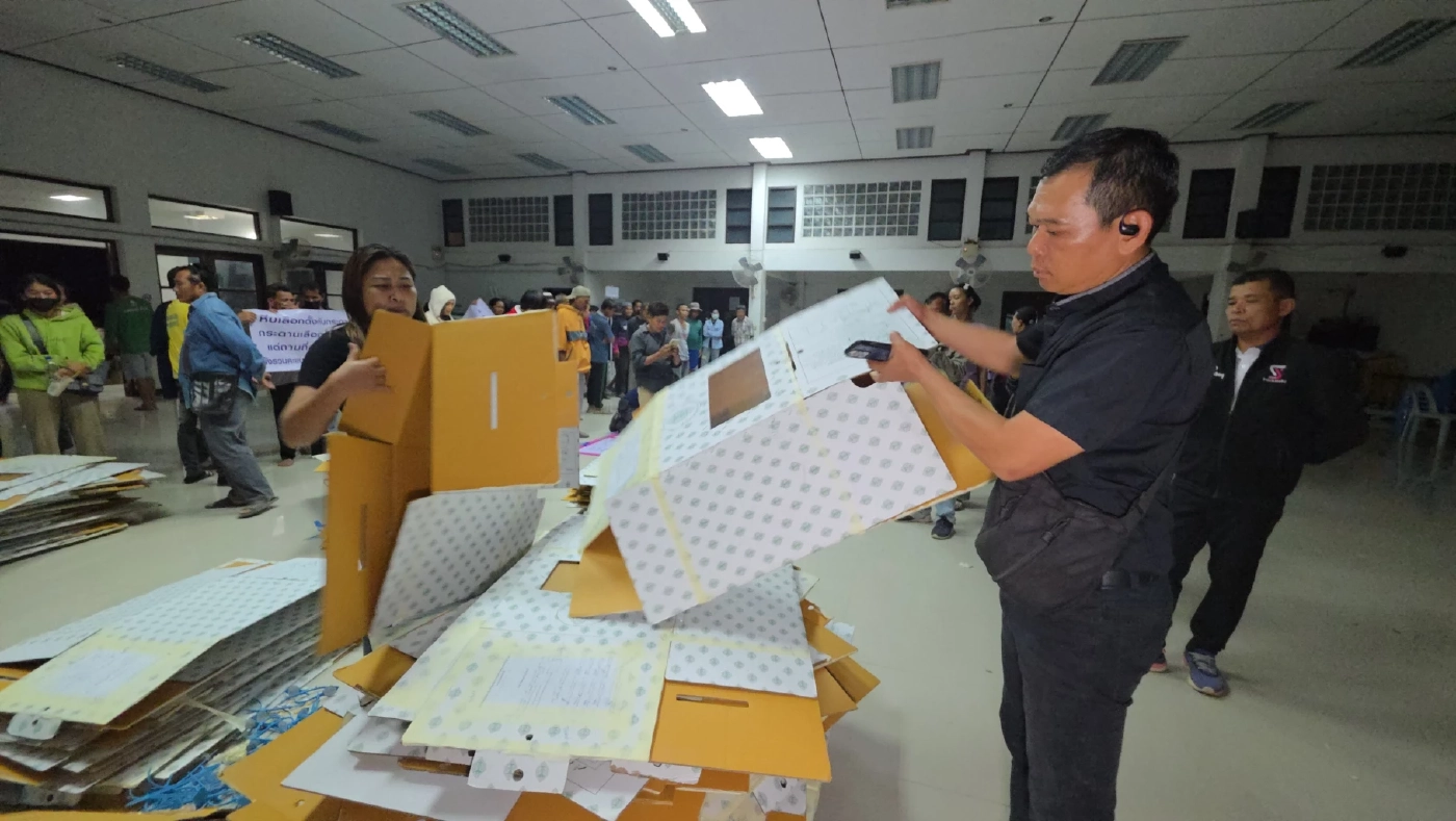 ชาวบ้านนับร้อยรวมตัวขอตรวจสอบคะแนนเขต 6 อุบลฯ