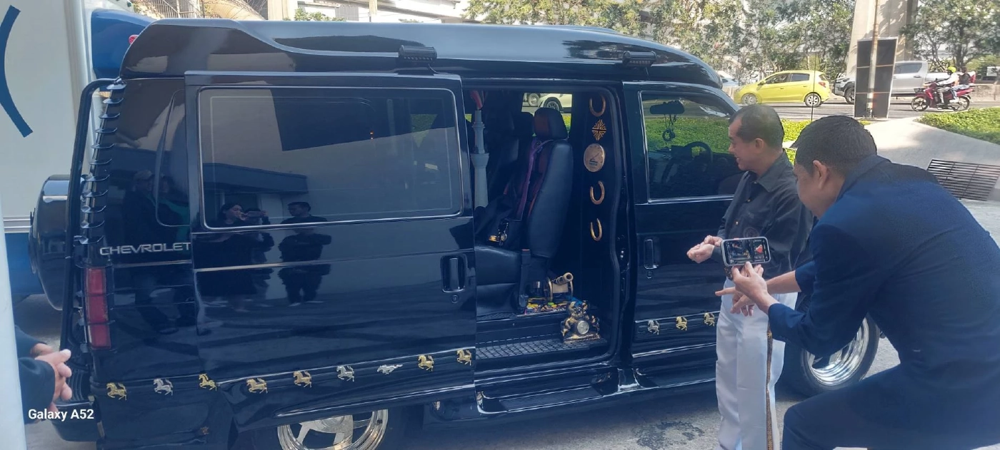 สีสันการเมือง! ยลโฉมรถ "พล.อ.รังษี" มีสัญลักษณ์ "แบทแมน" อยากเป็นยอดมนุษย์ (มีคลิป)