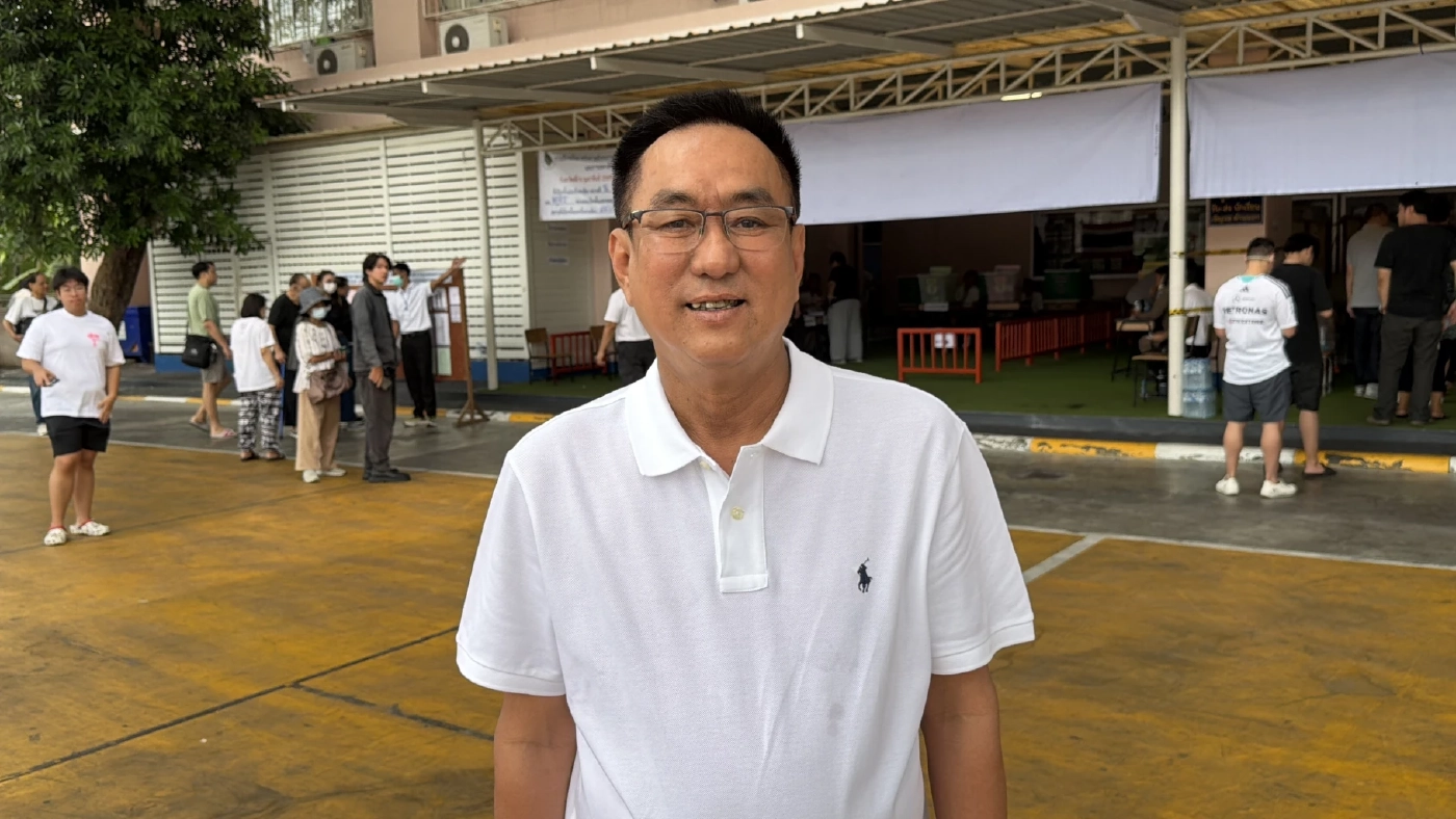 อสส. ขี่สกู๊ตเตอร์เข้าคูหา ชวนประชาชนร่วมกำหนดทิศทางประเทศ