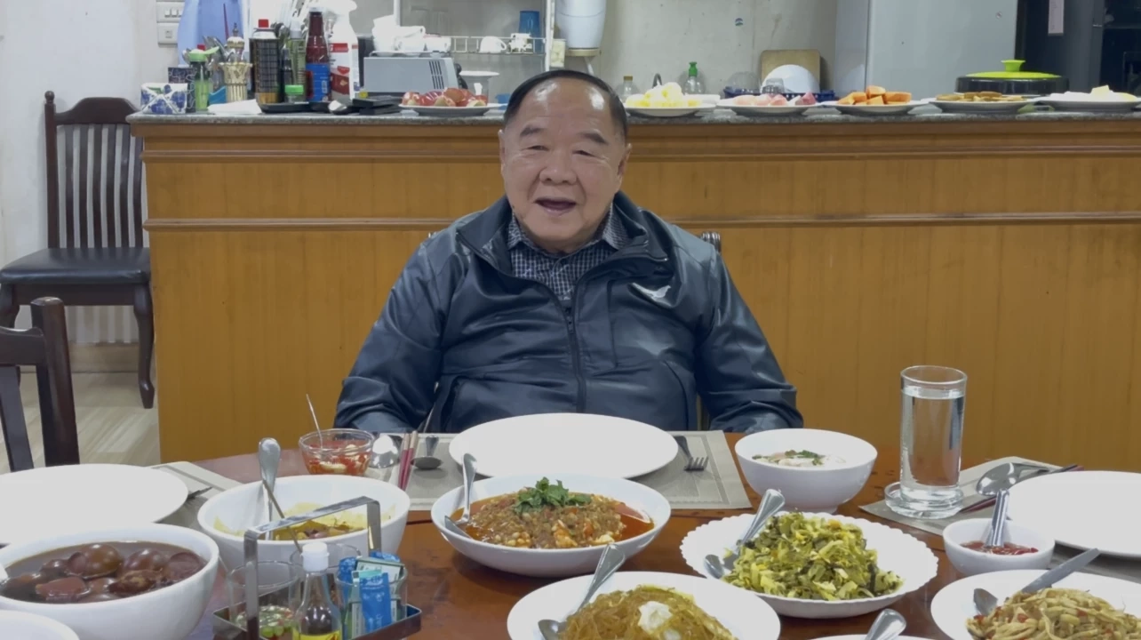 "ลุงป้อม" สลัดลุคการเมืองโชว์ฝีมือทำ "กุ้งกระเทียม" เมนูโปรด พร้อมเผยเคล็ดลับ