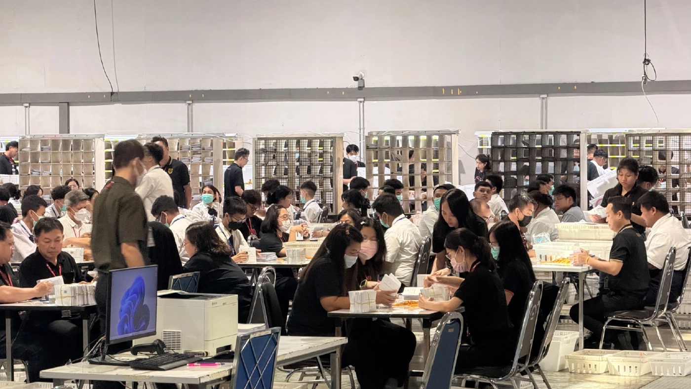 เปิดคลิป! "แสวง" ชิ่งหนีสื่อขึ้นเบนซ์ ปัดให้สัมภาษณ์ ปมปัญหาเลือกตั้งล่วงหน้า