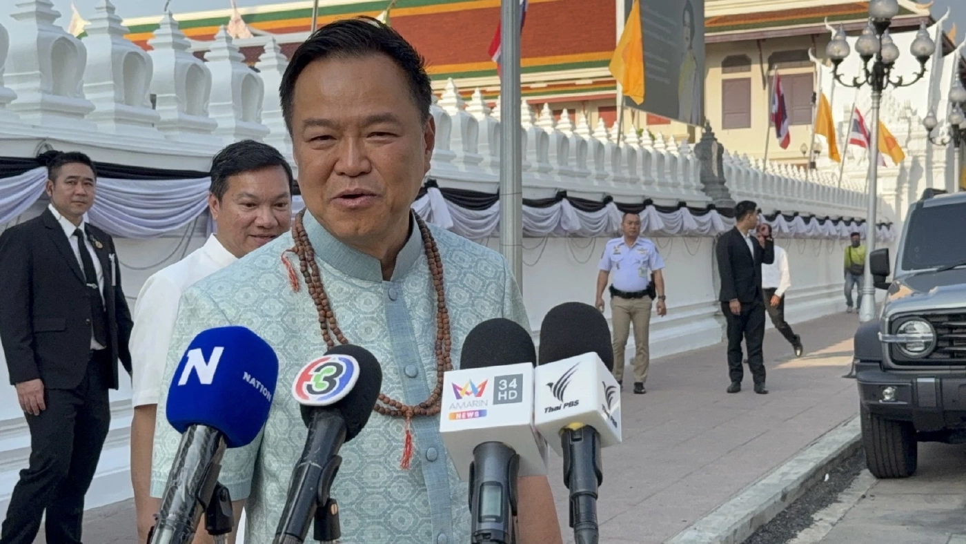 "นายกฯ" เข้าเฝ้า "สมเด็จพระสังฆราช" ขณะชาวบ้านให้ลูกประคำคล้องคอ บอกยังมีเวลาตัดสินใจเลือกใครร่วมรัฐบาล