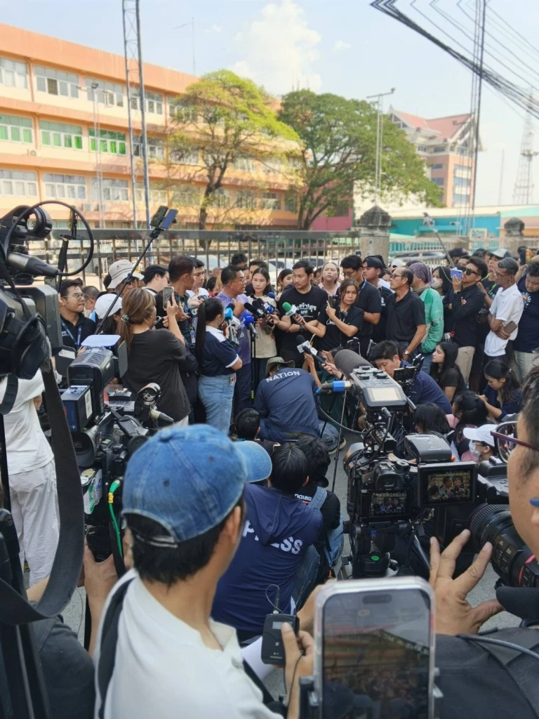 แฟ้มภาพ  วิโรจน์  ลักขณาอดิศร  ผู้สมัครสส. บัญชีรายชื่อ พรรคประชาชน เดินทางมาดูเหตุการณ์ประท้วงนับคะแนนใหม่ ที่ ชลบุรี 