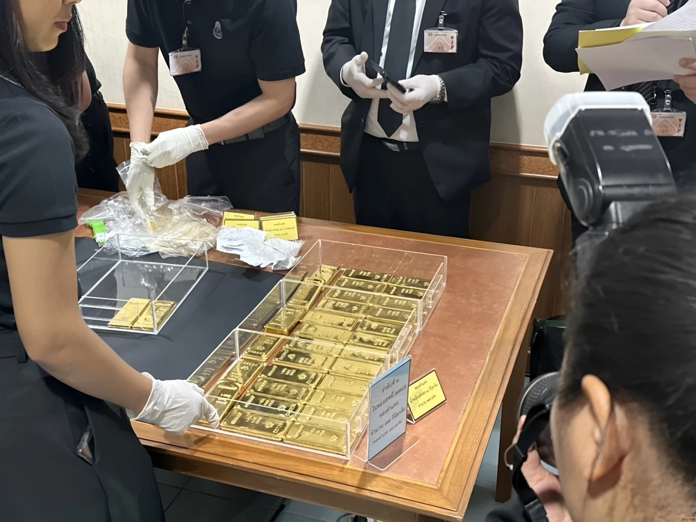 ป.ป.ช. ส่งมอบ "ทองคำแท่ง" 1.5 พันล้าน คดี "อดีตอธิบดีกรมสรรพากร" ร่ำรวยผิดปกติให้ ตกเป็นของแผ่นดิน (มีคลิป)