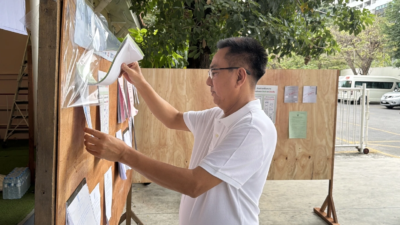 อสส. ขี่สกู๊ตเตอร์เข้าคูหา ชวนประชาชนร่วมกำหนดทิศทางประเทศ