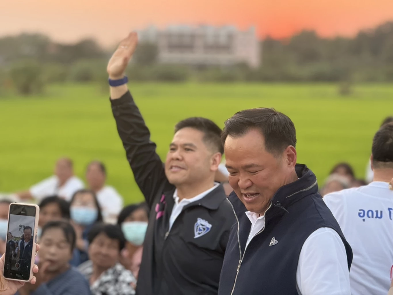 "อนุทิน" นำทัพใหญ่ถึงถิ่น "สุพรรณฯ" อ้อนขอคะแนน เมินกระแส "ภูมิใจไทย" แผ่วปลาย