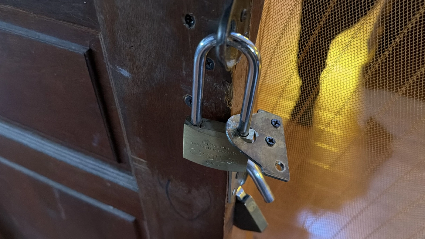 อดีตทหารอาละวาด บุกงัดบ้านว่าที่ผู้สมัครนายกฯ ทำลายกล้องวงจรปิด