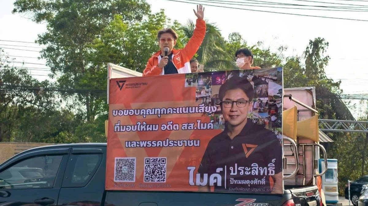 "ประสิทธิ์" ส่องานเข้า! แจกเสื้อ-น้ำส้มขอบคุณ ปชช.เขตเลือกตั้ง