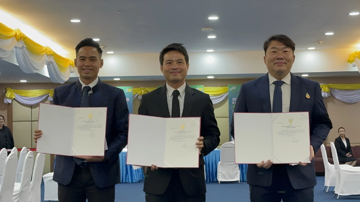 3 หนุ่ม ภูมิใจไทย "โต้ง-แบด-แชมป์" รับหนังสือรับรองจาก กกต.