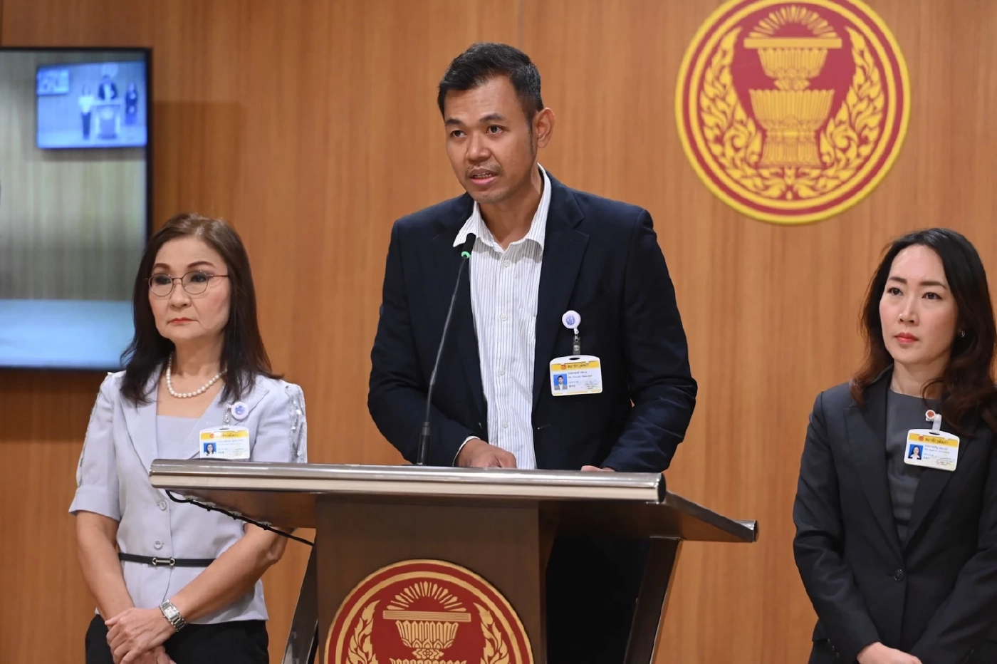 "3 สว." ยื่นญัตติเบรกสภาสูงเห็นชอบแต่งตั้ง "2 กกต." ลั่น หยุดแต่งตั้งคนเข้าไปทำคดีตัวเอง