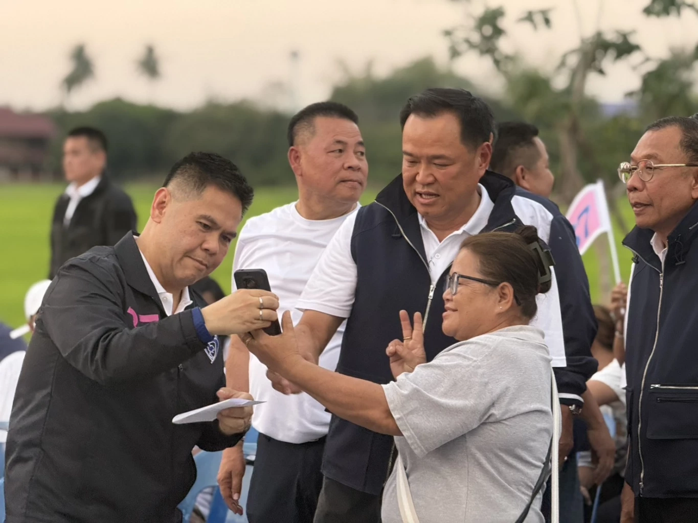 "อนุทิน" นำทัพใหญ่ถึงถิ่น "สุพรรณฯ" อ้อนขอคะแนน เมินกระแส "ภูมิใจไทย" แผ่วปลาย